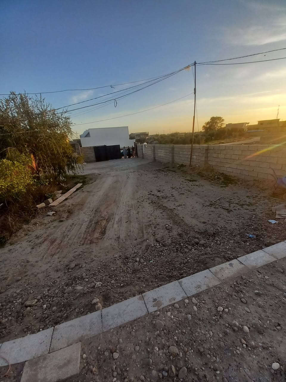 السلام عليكم قطعه ارض في حي جمعيه طابو صرف مع مجمع صحيات مساحه 300  للإستفسار ***********
