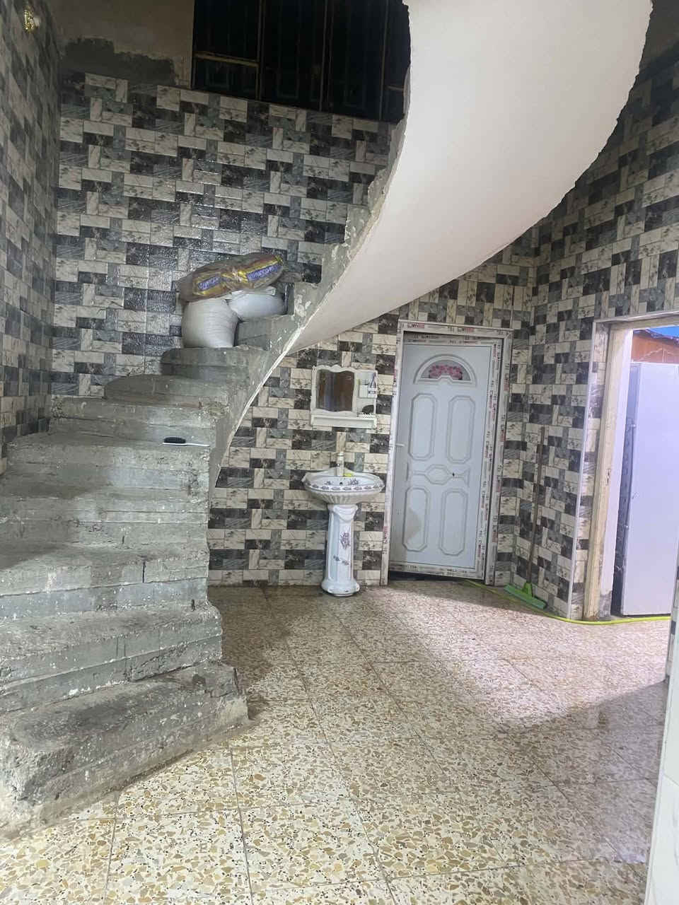 بيت للبيع المساحة 200 متر 
يحتوي على غرفتين نوم واستقبال وهول ومطبخ ومجمع صحيات داخليه وخارجيه 
السعر المطلوب 70 وبي مجال 
العنوان بابل حله محلة العتايج حي نجم يبعد على الشارع العام حوالي 400 متر شارع تبليط
للإستفسار اتصل على الرقم ‭0771 950 6482‬
#متابعة_للصفحة_ليصلك_كل_جديد
