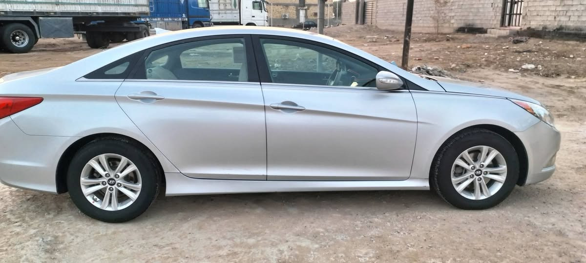 سوناتا موديل 2014 السعر 110 حادثه چاملغ امامي بدون دواخل السيارة فول عدى الفتحة والبصمة ماشية 138 المكان ديوانية غير متواجد على الفيس الاتصال على ***********
