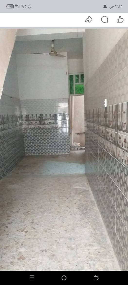 السلام عليكم للايجار شقه طابق ارضي معزوله تماما مساحة 80متر نظيفه جدا تحتوي على غرفه كبيره جدا وصاله ومطبخ وحولي وترك كبير و حمام كبير خلف شارع الصحه على شارع عشرين السعر 300 وبيهه مجال
*********** مكتب الصادق
