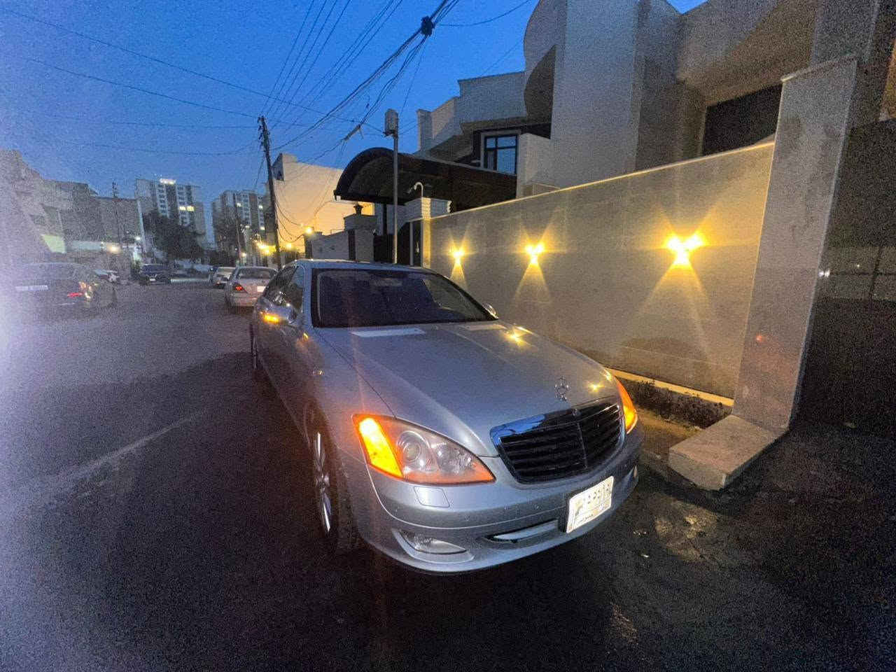 السلام عليكم 
سيارة مارسيدس s550 موديل 2006 
   8 سلندر 
لارج باب طويل 
وارد يابان  
كلين تايتل 
ماشية 136 الف قابل للزيادة  مواصفات  تبريد ثلج امامي وخلفي وجوانب 
خمس بردات كهرباء 
سلايد 
حسساسات امامي خلفي كامرة خلفية 
مقاعد كهرباء مع ميزة الذاكرة امامي خلفي 
لون سلفر 
ابواب شفط جنطة شفط 
ستيرن صاج 
ايرباك امامي خلفي 
داخل جلد اسود 
للجادين التواصل وتساب على ***********
