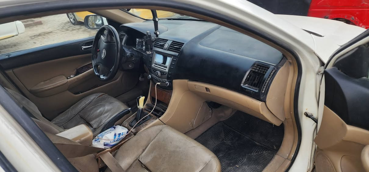 بي واي دي اف ٦ موديل ٢٠١١ سيارة جاهزة وكامله اي نقص مبيها كير مكينة كهربائيات تبريد سيارة كلش نظيفه ومعمرها جديد وصابغها عام السعر ٤٥ مستعجل ع البيع مكاني مدينة الصدر رقمي ***********
