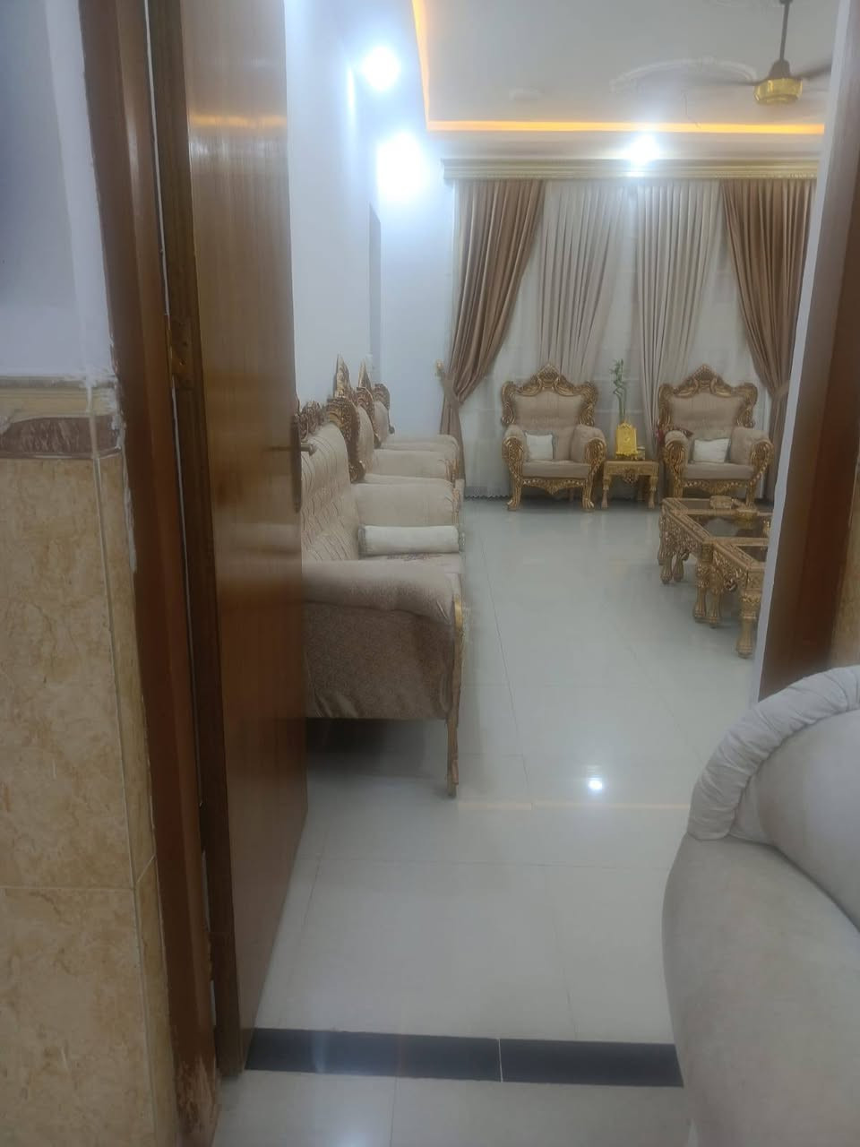 دار للبيع طابو صرف مساحه 200طابقين تسليح طابق أول حجر وثاني ابلوك مكون3غرف نوم 2صاله ديوانيه كندور مطبخ طرمه كراج بيت فول سيراميك خمسه كيلو مقابل ماركت الالوسي خلف شارع 30تجاري سعر 190بي مجال للطيبين رقم الهاتف *********** ابو علي
