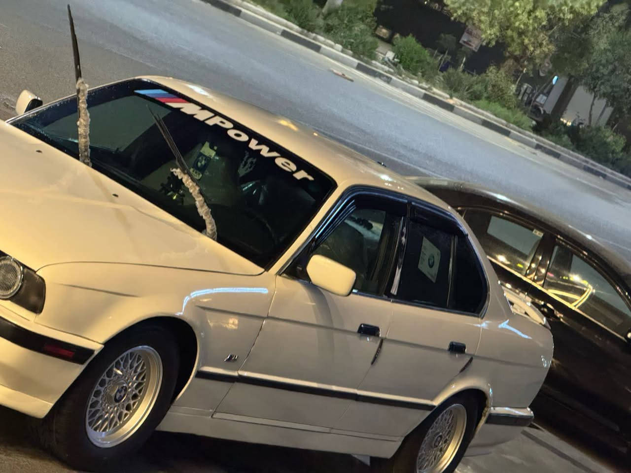 BMW520 1991 گێر عادی بۆیاغ عام بۆ جوانی چاملغی لای سایەق کەمێک ناوی گرتوە تیکمەکەشی گرتوە گێڕو مەکینە بەشەرت دەعامێکانیشی شکاوی تیایە 
***********
*********** كركوك, العراق
