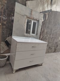 متاح ميز نصيف مابيه اي عيب سعره 50الف للاتصال 07707662691