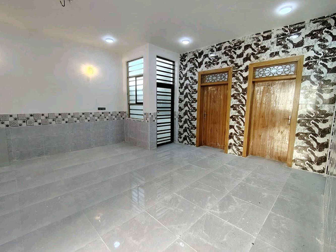 دار للبيع السعر 60وقابل التفاوض 
المساحه 150متر غرفتين صاله مطبخ ستقبال 
حمامات بناء درجه والى العنوان النجف مقابل قريه الغدير طابو زراعي سند 25