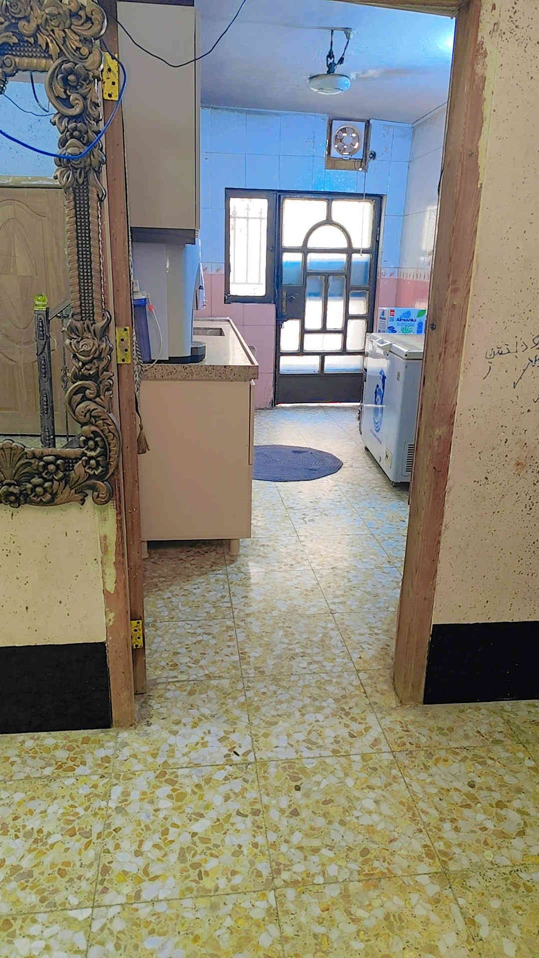 دار لبيع ابو خستاوي شارع الغسل مساحته 140م قريب على شارع كربلاء  طابقين يحتوي على غرفتين وصاله واستقبال ومطبخ وحديقه وسطحين سعره 55 مليون وبي مجال بسيط الاتصال بلرقم ***********
