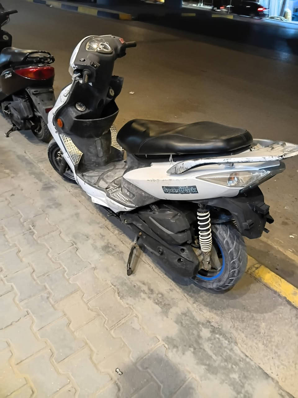 سلام عليكم دراجه كموكو  للبيع دراجه مكينه كلش حلو وناعمه وتجي تفحصه كله شغاله بس كفراته تعبانه شويه سعره 450  مكينته ناعمه كلش وعل فحص سعره ***********
