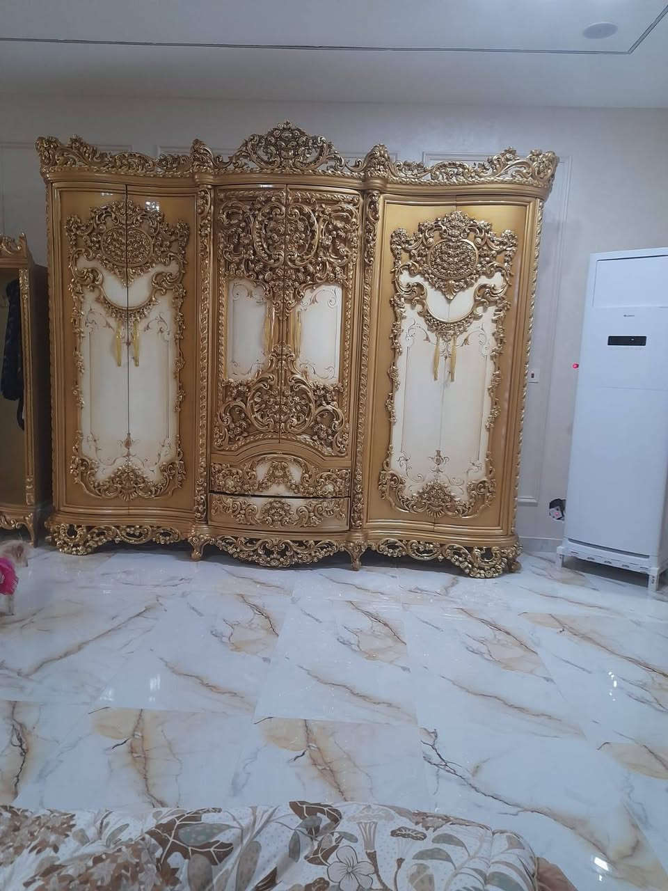 غرفه شغل دمياطي مصري ضخمه جدا للبيع العنوان الشرطه الخامسه رقم الهاتف ***********
