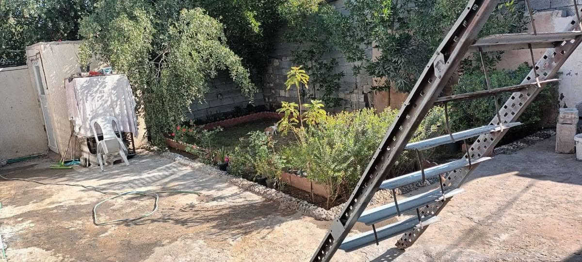 للبيع بيت تجاوز في الكرخ منطقه حي التراث 250 متر  كامل خدمات غرفتين ومطبخ وهول وحمام داخلي وحمام خارجي ومخزن ومساحه خلف البيت قابله للبناء ومي وكهرباء السعر 41 مليون مع الاثاث وبي مجال لل استفسار ***********
