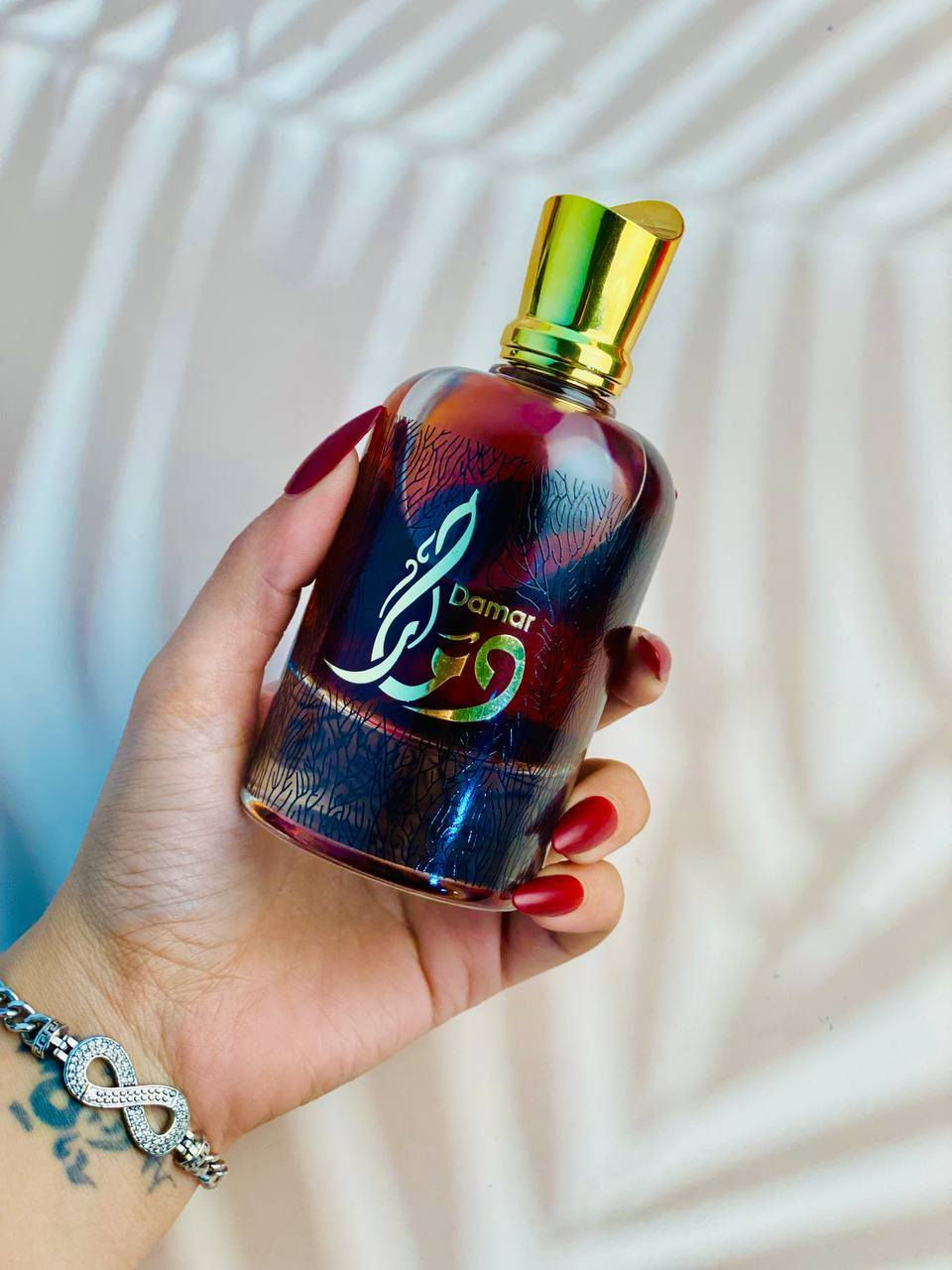 ✨ عطر دمار… فخامة تُشعرك بالقوة من أول رشة 🔥🤎

🌿 مكونات العطر:

🔸 مقدمة العطر:
اللوز 🌰، القهوة ☕، البرغموت 🍋، الليمون 🍋

🔸 قلب العطر:
الياسمين سامباك 🌼، زهر البرتقال 🍊، السوسن 🌸، الورد البلغاري 🌹

🔸 قاعدة العطر:
فول التونكا 🌿، الكاكاو 🍫، الفانيليا 🍦، البرالين 🍯، خشب الصندل 🪵، المسك 🤍، خشب الكشمير 🌳، العنبر ✨، القرفة 🤎، الباتشولي 🌱، خشب الأرز 🌲

🔥 عطر شرقي خشبي فاخر… مزيجه دمار بكل معنى الكلمة!
💥 ثبات وفوحان يخليك محط أنظار وين ما تروح 💯
المنشأ الإمارات 🇦🇪 

🚘يوجد خدمة توصيل لجميع محافظات العراق ٤ الاف🚘


**إذا كنت صاحب هذا الإعلان وتريد حذفه لأي سبب، رجاءا أرسل رسالة إلى الدعم الفني**