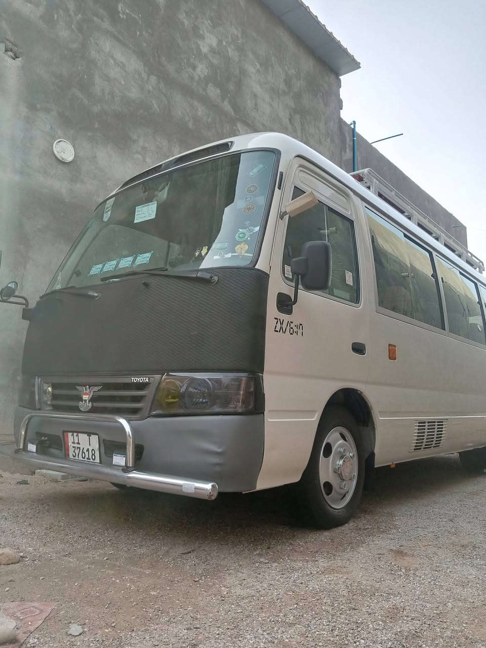 السلام عليكم كوستر البيع موديل 15 سياره كفاله عامه سياره خير من الله قلاب ستاركس  مكينه كير اكسن كله جديد سياره احله من الصور السعر تصل على الرقم وبل خدمه ***********
