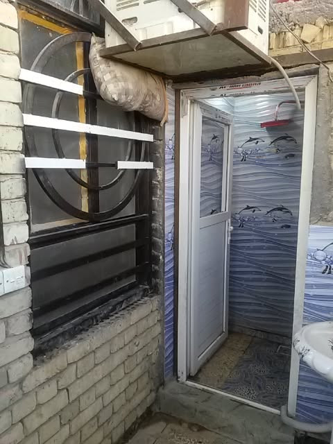 السلام عليكم

متوفر بيت للايجار في كربلاء المقدسة الشارع العام للامن الداخلي (شارع سيد محمد) قرب شارع طارق الخيكاني وشارع سوق الحي العسكري ورابع بيت بالفرع المقابل لمخبز التراث الكربلائي.

البيت 100 متر طابقين الجدران سيراميك والارضية كاشي

استقبال+صالة عدد 3+مطبخ+صحيات خارجية وداخلية+غرفتين نوم, غرفة فوق وغرفة تحت.

متوفر فيه خط مولدة وتانكي ماء 1000لتر.

وجميع الخدمات متوفرة بقربه مدارس وسوق ومركز صحي وخط سيارات للولاية وغيرها من الخدمات.

الايجار قفل (350) الف دينار شهريا .

اريد عائلة صغيرة وتحافظ على البيت.

 

#ملاحظة : اني مكلف بالنشر عدم الاتصال على الماسنجر

للاستفسار الاتصال على هذا الرقم / ***********
