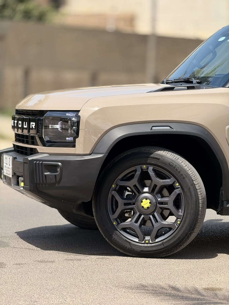 السلام عليكم
للبيع فقط 
بدون مراوس فقط بيع 

جيتور تي 2 2025 
Jetuor T2 2025

ارغب واغلى لون بهذا موديل ( الصحراوي ) او بيجي

ماشية 26 الف كيلو متر 

ام الضمان بعده ضمان شركة هارلم

داخل زيتوني حزام برتقالي

فول 1/1

    مكينة 2000 تيربو
* قوة 251 حصان
* عزم 390 نيوتن متر
* جير أوتوماتيك DCT من 7 سرعات
* دفع رباعي XWD ذكي
* عدة أوضاع قيادة: عادي، اقتصادي، رياضي، ثلج، رمل، صخور، X Mode
* قفل دفرنس إلكتروني
* نظام نزول المرتفعات وصعود التلال
* نظام Crawl Control للطرق الوعرة
* خلوص أرضي 220 ملم تقريباً  

* ABS
* ESP نظام الثبات الإلكتروني
* TCS مانع الانزلاق
* 360 كاميرا محيطية
* رادارات أمامية وخلفية
* مراقبة النقطة العمياء BSD
* تحذير الخروج عن المسار LDW
* المحافظة على المسار LKA
* فرملة طوارئ أوتوماتيكية AEB
* تحذير التصادم الأمامي FCW
* تحذير التصادم الخلفي RCW
* مثبت سرعة متكيف ACC
* مساعد الزحام المروري TJA  

* شاشة وسطية كبيرة 15.6 إنج
* عداد رقمي 10.25 إنج
* معالج Qualcomm Snapdragon 8155
* شحن USB و Type-C أمامي وخلفي
* شاحن لاسلكي
* إضاءة داخلية Ambient Light متعددة الألوان
* نظام صوتي 12 سماعة بالفئة العليا
* تحكم كهربائي بالمقاعد الأمامية
* تبريد وتدفئة للمقاعد
* ذاكرة مقعد السائق
* فتحة سقف بانوراما كبيرة  

* ويل 20 إنج
* مرايا كهربائية مع تدفئة وطي أوتوماتيك
* إنارة LED كاملة
* مساحات مطر أوتوماتيكية
* زجاج أمامي عازل للصوت
* إضاءة ترحيبية بالمرايا
* طاولة تخييم مدمجة بالباب الخلفي ببعض الفئات  

* عمق خوض ماء حتى 700 ملم تقريباً
* زاوية اقتراب 28°
* زاوية مغادرة 30°
* عرض معلومات الطرق الوعرة على الشاشة
* نظام رؤية أسفل السيارة الشفاف (Transparent Chassis)  

ومعروفة مواصفات ولون مميز ورقم بغداد تحويل بنفس اليوم 

السعر 38.000.0000 مليون دينار عراقي

عنواني بغداد الكرخ البياع 

***********
