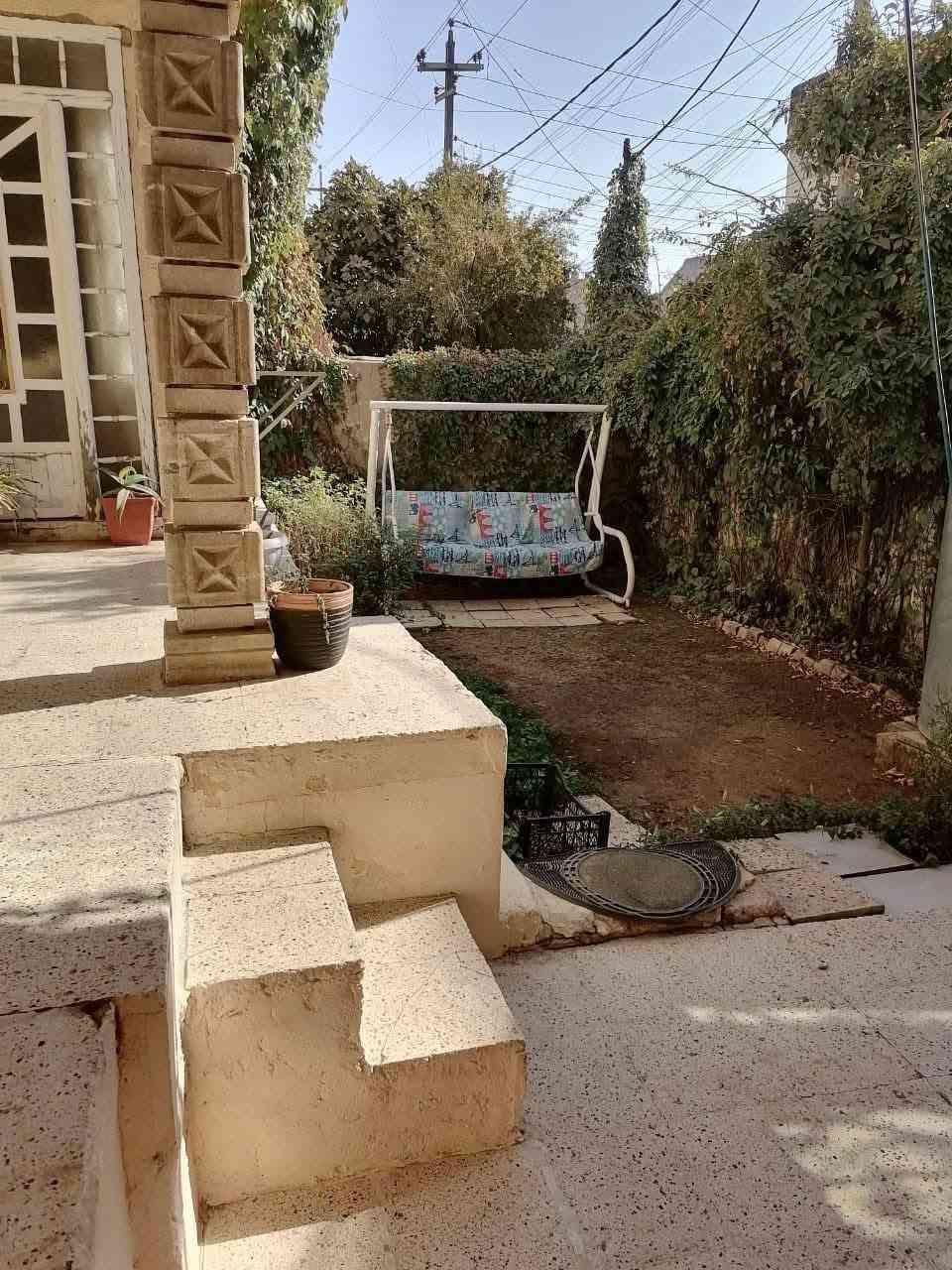 بيت للبيع في حي عدن
مساحه ٢٠٠ متر
طابقين
الطابق الأول يتكون من
غرفتين صحيات وهول داخلي كبير واستقبال ومطبخ وطارمه وحديقه وكراج
الطابق الثاني يتكون من ثلاث غرف نوم صحيات مطبخ هول كبير
الموقع تجاري جدا يبعد البيت عن الشارع العام فقط بيتين كلش قريب للتواصل ***********

