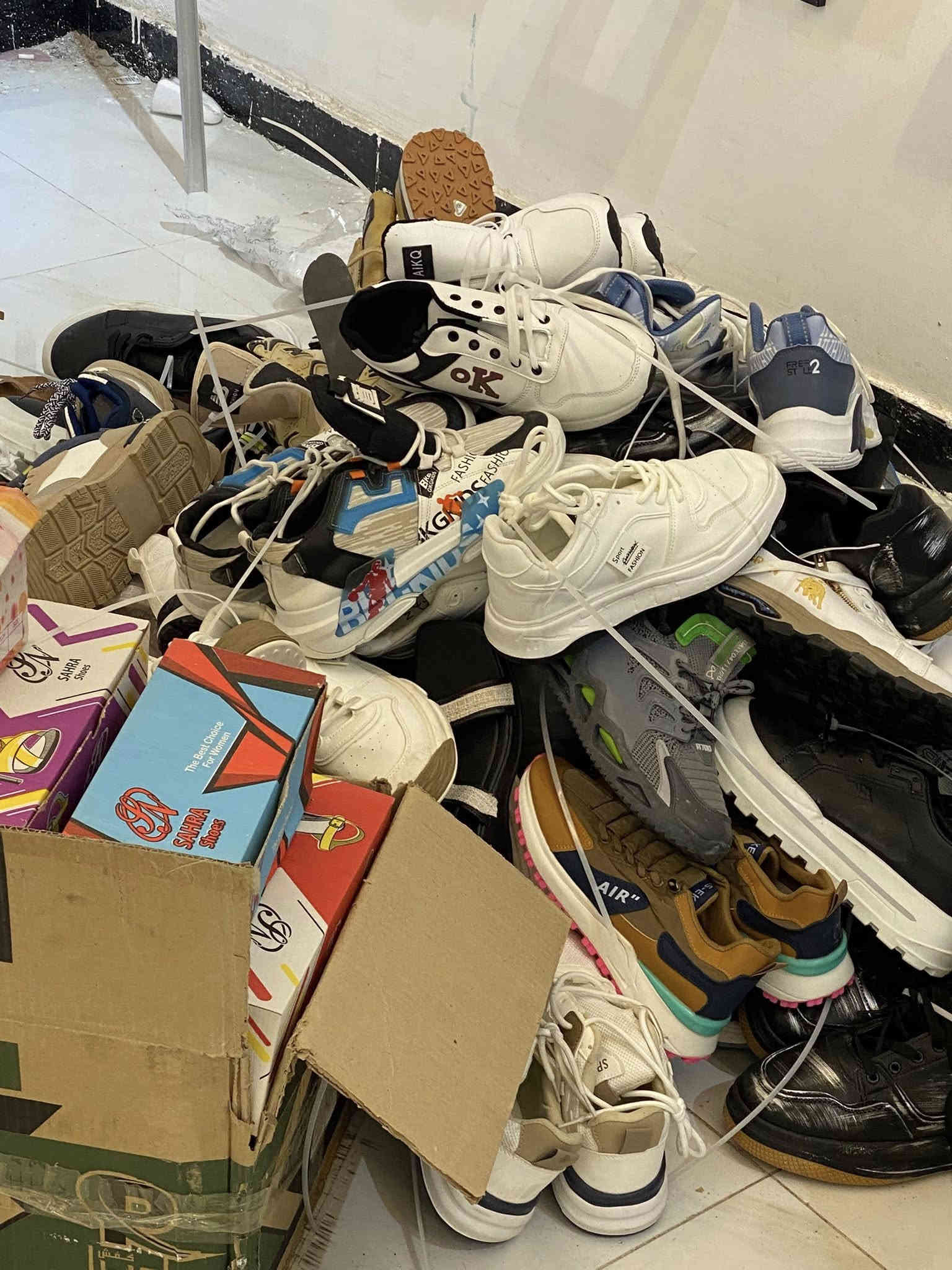 احذيه ماركه نسائي رجالي  ابيع شلعه وحده مصار شهر من فتحت المحل  وريد هسه اعزله الي يحب يجي ياخذهن  فوك. 300زوج  ***********
