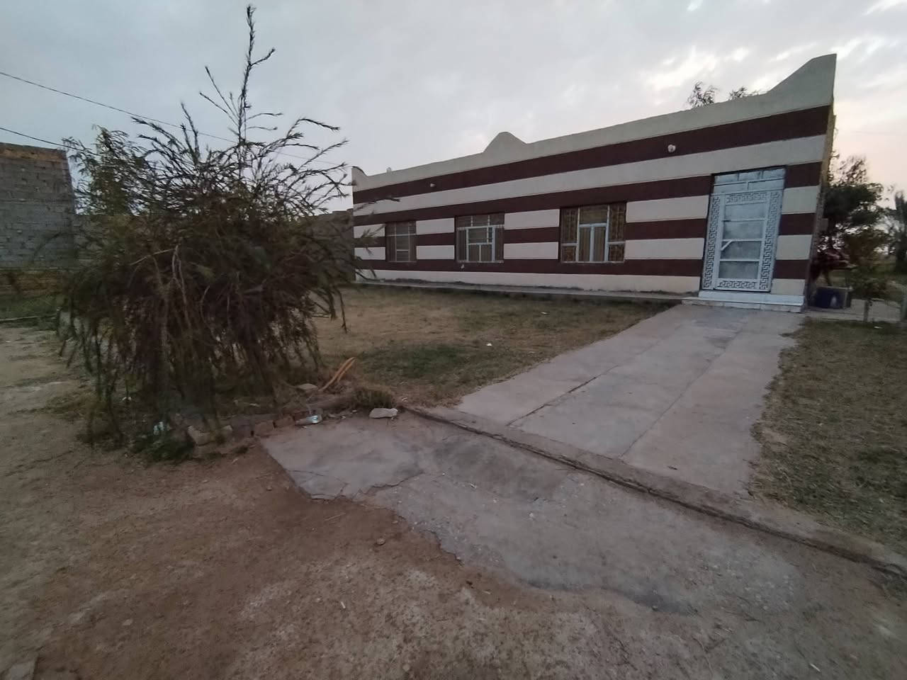 سلام عليكم قطعتين أرض البيع الأولى ١٥ دونم زراعي بيهه بيت ومضيف او بستان واجهيت شارع تبعد عن شط الغراف ٥٠ متر كا مله الخدمات الثانيه تبعد عنهه ٥٠٠ متر واجهيه شارع ١٠ دوانم ونص واجهيه شارع وبيهه شاطيه يعني على الشط كا ملت الخدمات خدمات القطعتين اسالت ماي تبليط مركز صحي مدارس ابتدائية ومتوسطة او عداديه مكانهن ناصريه بين النصر و الرفاعي على شط الغراف الاستفسار *********** ملاحظه تنباع كلمن وحدهه عادي
