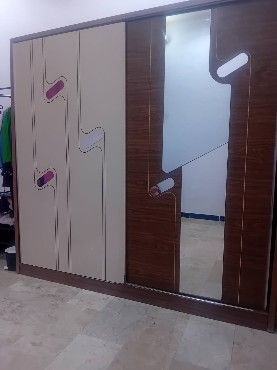 غرفه للبيع السعر ١٥٠ الف الزعفرانيه الربيع ***********
