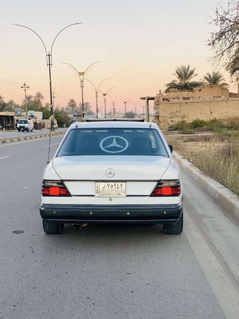 السلام عليكم 
مرسيدس دب 300E موديل 1987رقم بغداد السنوية لغاية 29 مكينه في في تي راس الثور أربعة جام كهرباء تبريد تدفئة فتحة سقف طگتين كله شغال السيارة نضيفة مصبوغة جمالية مكان السيارة كربلاء السعر٧٢ ورقة وبيه مجال بسيط غير متواجد على الفيس 
الاستفسار والاتصال : 
*********** 
***********
