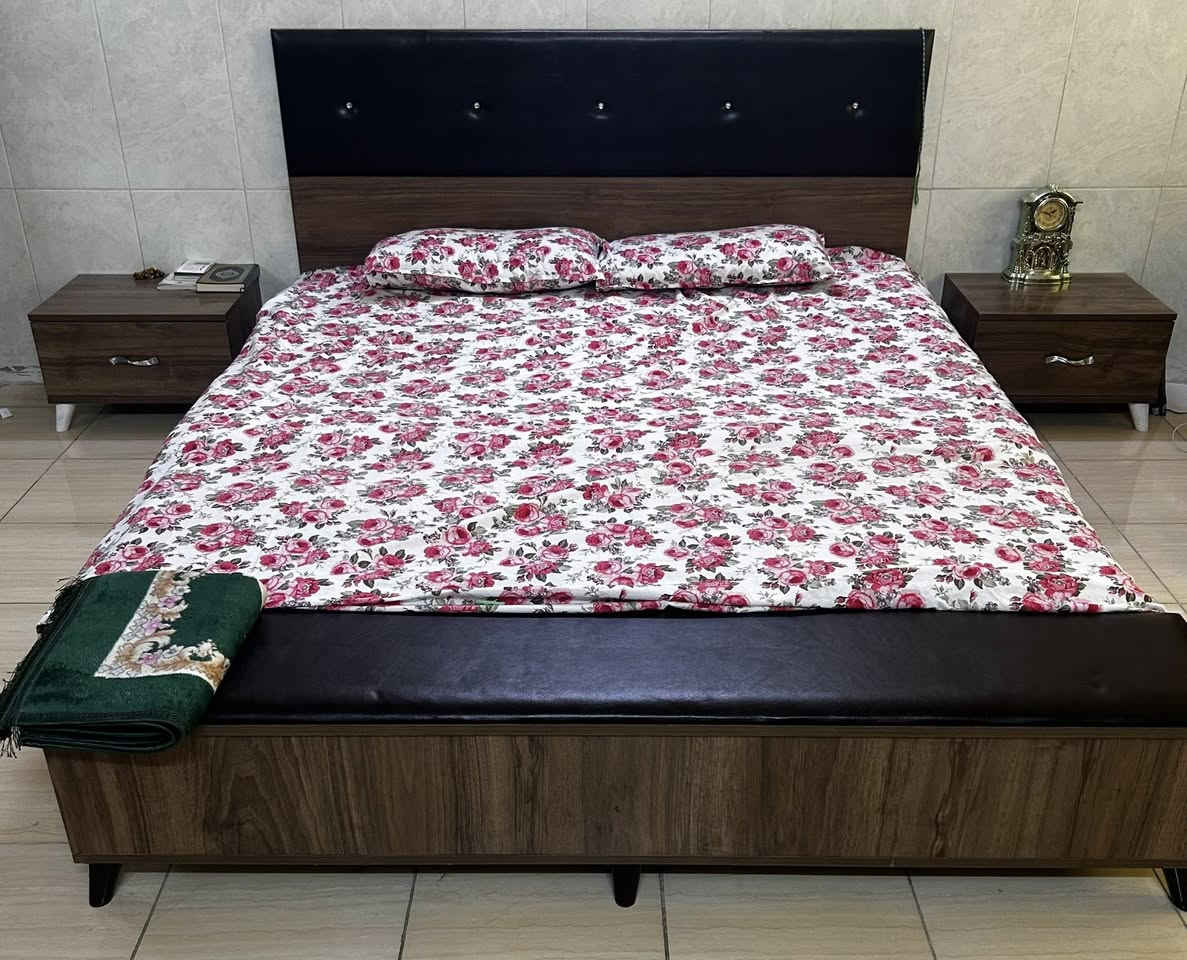 غرفة نوم تركي7 قطع 
(سرير،ميزتواليت،2كوميدي،كنتور ضخم،ملحق صندوق سرير،دوشك)
مكتب (دراسه/عمل) 
للتواصل خاص


**إذا كنت صاحب هذا الإعلان وتريد حذفه لأي سبب، رجاءا أرسل رسالة إلى الدعم الفني**