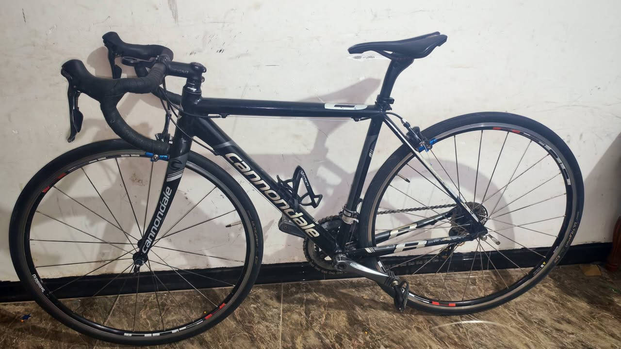 Cannondale CAAD8 2014 🦅🇺🇸
كانندل كاد 8 
قياس فريم 51- 50 المنيوم ماشة كاربون
الوزن : 8.6kg

- كروب سيت تياغرا 4700 كامل 10x2
- طواكات سورا 3000 فحمات احترافية 
- بوري سرج و سرج كاربون فايبر kocevlo
- ويالة Shimano R500 مزودات ب بطيخات رود 4 بنط بولبرن طرب

- دراجة ادامة كاملة من كل نواحي
- زنجيل kmc جديد 
- دشلي ztto جديد
- تايرات جديدة كتان كونتينتال Ultra sport
- دشالي عكرب جديد
- جلدات شفتر جديد Shimano
- وبوليش وادامة لكل محاور الدراجة مسوي 

الدراجة نظيفة وكل شي بيها جديد فقط البوري الفوك جواه اكو شخوط ومغلفه تغليف سيارات مايبين اصلا بس للتنويه 

السعر : 550 الف وبيها مجال 
مكاني : ديالى - بعقوبة - متوفر توصيل
الرقم : واتساب ***********
