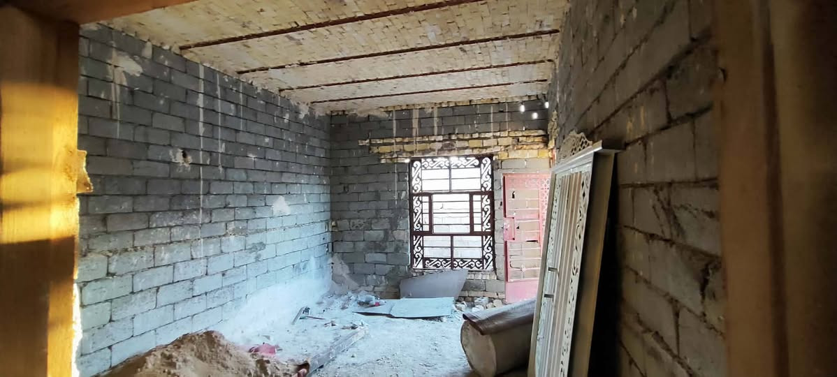 بيت للبيع بحي الامين بشارع ابو التنانير قريب علا شارع العالم تبليط اباب البيت مساحته 175 غرفتين صاله حمام براني مطبخ صحيات خارجيه السعر ولستفسار ع هذا الرقم ‏‪***********‬‏
