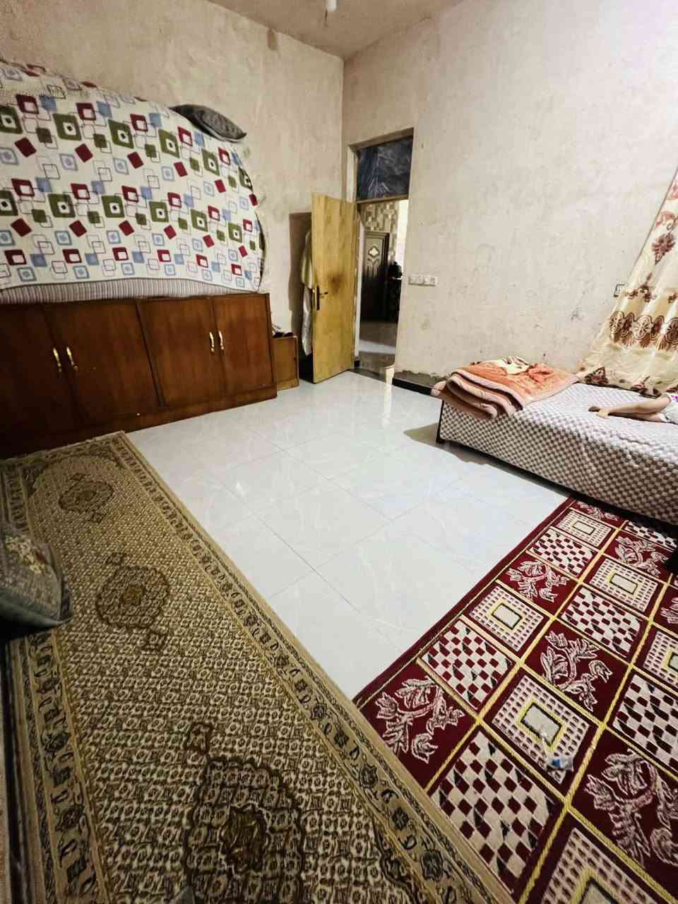 السلام عليكم
بيت 200 متر  طابو صرف  كونكريت غرفتين وصالة واستقبال ومطبخ
مجمع بيتي  الثاني
قريب على مجمع الاميرات 
يرادله تشطيبات بسيطة
السعر 125 مليون
***********

