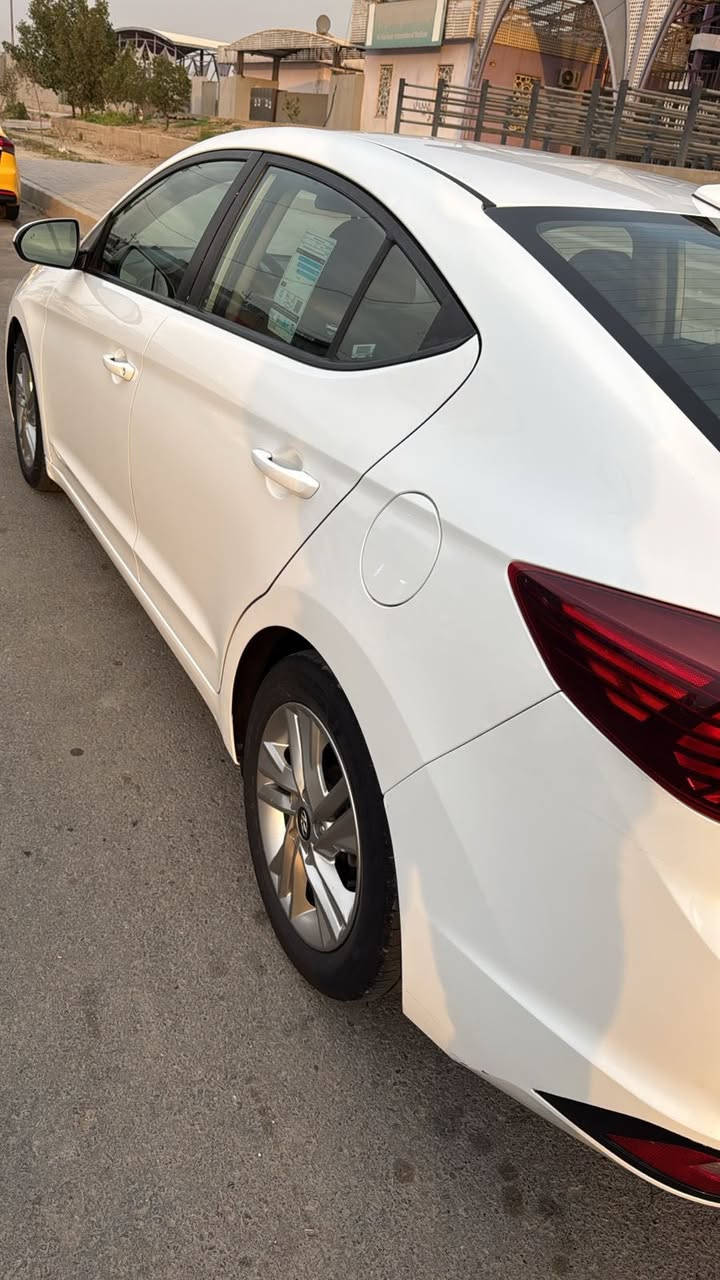 مكلف بل نشر للبيع الالنترا 2019 سيارة نظيفة وبأسمي بيه صبغ شوية من البنيد والسونار موجود بل منشور وصور الحادث بل منشور السعر 140 وبيه مجال مكانه الشعب للاتصال ***********
