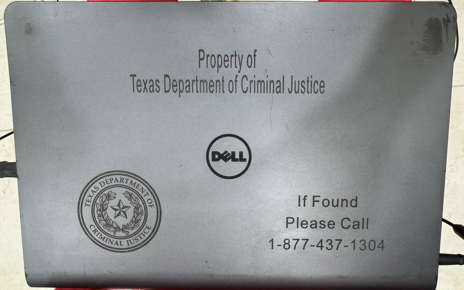 💻 للبيع: محطة عمل وألعاب متكاملة Dell Latitude 3550 (بحالة نظيفة) ✨
لكل طلاب الهندسة 📐، المبرمجين 💻، ومحبي الألعاب الكلاسيكية 🎮.. جهاز جاهز للعمل والدراسة فوراً بدون ما تحتاج تنصب أي برنامج أو لعبة، ومرفق بالصور فحص كامل للشاشة والمنافذ.
### ⚙️ المواصفات التقنية:
 * المعالج: Intel Core i7-5500U بسرعة تصل إلى 2.86 جيجاهرتز (أداء مستقر وسلس) 🚀.
 * الذاكرة العشوائية (الرام): بسعة 8 جيجابايت من نوع DDR3 🧠.
 * التخزين: هارد SSD فائق السرعة بسعة 256 جيجابايت (يضمن إقلاع النظام والبرامج بثوانٍ معدودة) ⚡.
 * كروت الشاشة (مزدوج):
   1. الكرت المدمج: Intel HD Graphics 5500 (للاستخدام العادي وتوفير طاقة البطارية) 🔋.
   2. الكرت المنفصل: NVIDIA GeForce 830M بسعة 2 جيجابايت (مخصص للبرامج الهندسية، المونتاج الخفيف، والألعاب) 🎮.
### 📐 مجهز بالكامل لطلاب الهندسة (برامج منصبة ومفعلة):
وفر على نفسك عناء التدوير والتنصيب، الجهاز محمل بأحدث البرامج الهندسية 🛠️:
 * MATLAB R2024a و AutoCAD 2024 📊
 * CST Studio Suite 2025 (للتصميم الكهرومغناطيسي) 📡
 * NI Multisim 14.2 و Arduino IDE (لمحاكاة الدوائر وبرمجة المتحكمات) 🔌
 * WPLSoft (لبرمجة الـ PLC) 🎛️
 * حزمة Microsoft Office الحديثة كاملة (Word, Excel, PowerPoint...) 📝
### 🎮 مجلد الألعاب الجاهزة للعب مباشرة:
 * سلسلة القتال الشهيرة: Tekken 4, Tekken 5, Tekken 6 🥊
 * معشوقة الجماهير: PES 2013 (بنسختين معدلة) ⚽
 * ألعاب العالم المفتوح والأكشن: GTA IV ، Just Cause 2 ، Far Cry 2 💥
 * لعبة الحماس: Mortal Kombat Komplete Edition 🥷
### 🔍 حالة الجهاز والملحقات (موثقة بالصور):
 * الشاشة: شاشة نظيفة تماماً تم فحصها بالخلفية البيضاء والسوداء (خالية تماماً من البقع البيضاء أو البكسلات الميتة) 🖥️.
 * المنافذ والبدن: جميع المنافذ (USB, HDMI, VGA, LAN) نظيفة وشغالة بنسبة 100% 🔌.
 * الملحقات: يأتي مع الشاحن الأصلي من Dell بقوة 65 واط المحافظ على عمر البطارية 🔋 + فأرة  (Rgp Mouse) مضاءة هدية 🖱️✨.
 * الـ Service Tag: واضح وموجود على الظهر للتأكد من أصالة الجهاز من موقع الشركة الرسمي 🏷️.
### 💰 السعر والاتصال:
 * السعر: 290,000 دينار عراقي (بيه مجال بسيط جداً للجادين) 💵.
 * مكان التواجد: بغداد الحرية البستان 📍.
 * للتواصل والاستفسار: [*********** أو راسلني خاص] 📞.

ملاحظة اخيرة لايوجد توصيل 🌹.
