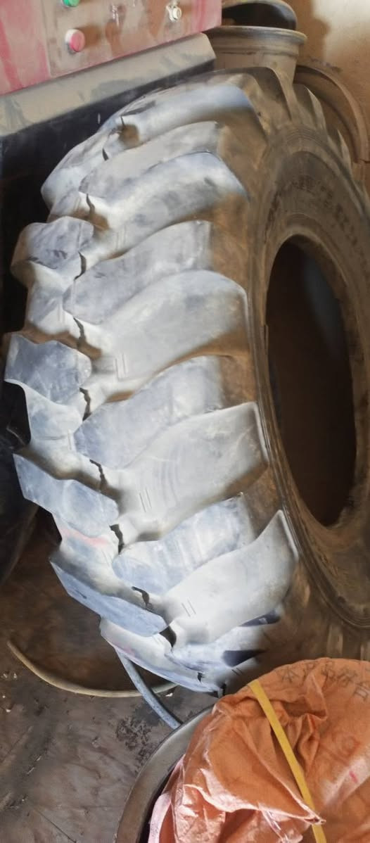 السلام عليكم 
تايرات شفل عدد 5 مستعملات  بس واحد بيهن جديد 
الحجم 405/70/20
العنوان واسط /الكوت / حي الجهاد 
رقمي.   ***********
