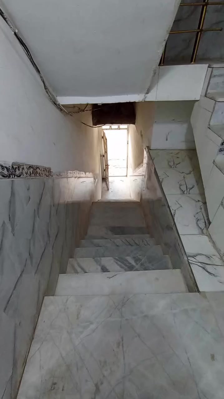 للأيجار 
شقه 4 غرف ومطبخ وصاله كبيره 
على شارع المجمعات مباشرا الطابق الاول نظيفه جدا 
للأستفسار :
***********
***********
