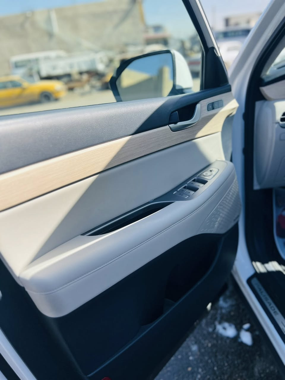 فول مواصفات اعلى فئه لمتدد موديل 2024✅🫰🏻

• رقم بغداد بسمي✅

• شاشة عرض(داتا شو)✅

• المحرك   v6    3.8 <كير ومحرك مكفول✅

• بصمة تشغيل + بصمة ابواب +تشغيل عن بعد✅

• بانوراما سقف كنتاره✅

-فتحة سقف عدد ٢✅

-سماعات من شركة هارمن كاردن✅

-رادار امامي  + خلفي+رادار جانبي✅

-حساسات امامي + خلفي✅

• كامرات عدد 4  360 درجة✅

• كشنات كهربائي تدفئة وتبريد خزن ميموري✅

• كشنات جلد اسود ملكي+٧ راكب قلاب كهرابائي✅

• انارة داخليه (محيطيه) + انارة دشبول لد✅

• بردات جانبية✅

• تبريد مركزي امامي + خلفي منفصل التحكم✅

-تحكم ستيرن + شفتات✅

• تدفئة ستيرن✅

• مرايا هيتر + تعتيم✅

• صندوق كهربائي شفط✅

• وضعيات قيادة  (5)✅

• ويل كب حجم  ٢٠✅

• اوتو هولد + نقطة عمياء✅

• سايد بريك بصمة + مثبت سرعة✅

• شحن لاسلكي✅

• إشارات بالمرايا  + إشارات جانبيه✅

• اوتو بريك✅

• تحديد مسار✅

-شاشة ديجتال كبيرة✅

-تشغيل عن بعد .✅

• نظام مانع انزلاق✅

• نظام نزول منحدرات✅

كشنات Vip منفصل✅

والكثير من المواصفات لم تذكر بعد .✅

صور الحادث موضحه بل نشر ✅

مكاني بغداد 
***********
