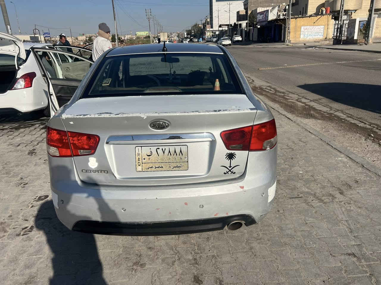 ًً
سيراتو موديل 2010 
السعر 85 و بيها مجال
رصاصي
فول مواصفات ما عدى البصمه
فتحه بالسقف
مكينه و كير و تخم تاير جديد
تبريد جديد
سياره يحتاجلها حداديه فقط
مصبوغه حزام بس لا قماره و لا بنيد و لا صندوق و بدون ضربه بس صبغ جماليه جراد 
البدي شوف العين 
عنواني البصره العشار الداكير 
رقم الهاتف ***********
