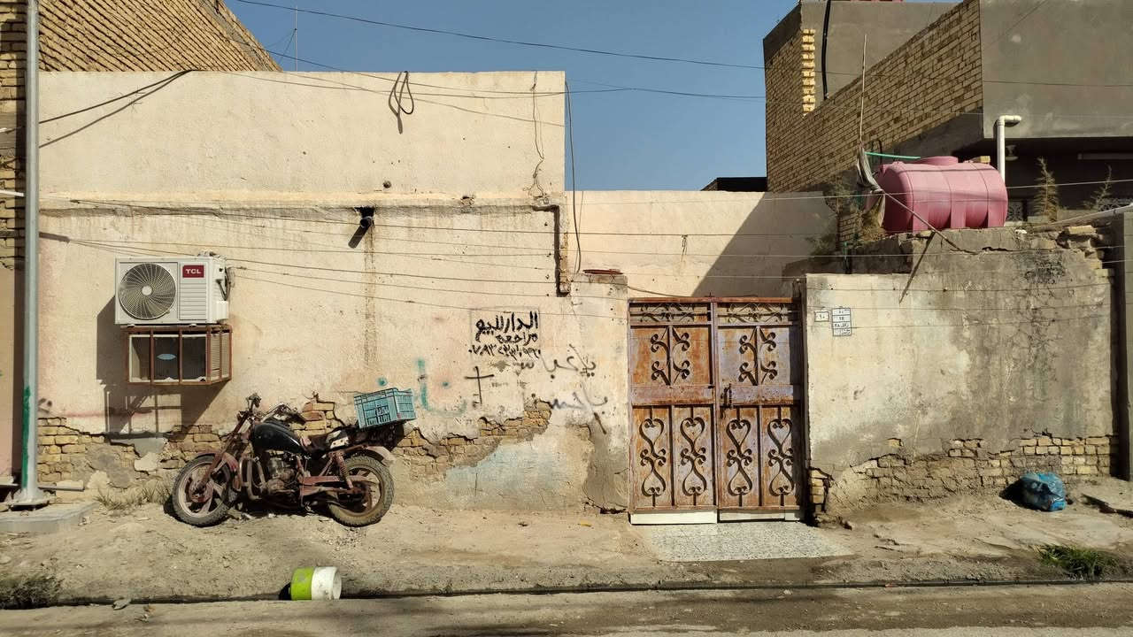 السلام عليكم دار للبيع مساحة 200متر الحي العصري شارع الحاج رشيد للاستفسار الاتصال هاتف ***********
