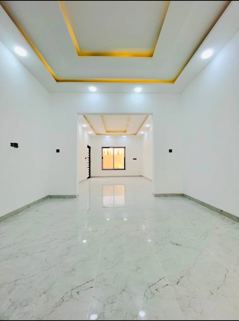 للبيع دار في حي الملايين الأولى / قرب جامع الصواف 

المساحة البيت 160متر   واجهه 8م  

الطابق الاول غرفتين نوم واستقبال وهول ومطبخ وصحيات 

الطابق الثاني ثلاث غرف نوم وحده سويت وهول وصحيات 

صنف العقار بستان ملك صرف طابو الزهور 
شارع بعرض 10متر

تسليم البيت مفتاح فوري🔑

السعر علق بكلمة تم $$

للاستفسار اكثر الاتصال على الأرقام التالية 

  *********** // ***********

