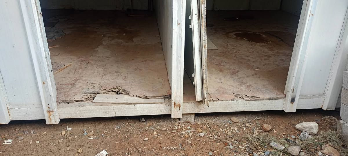 كرفان للبيع الطول سبعه متر وعرض خمسه متر يتكون من غرفتين متكامل فقط نقص ابواب وربيه ضد الشعر الصفاح والصقف السعر الخاص او التصال بي ***********
