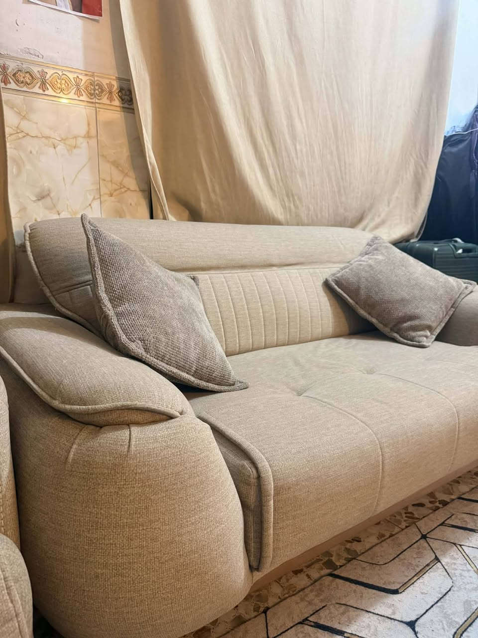 السلام عليكم
تخم قنفات (10 مقاعد ) للبيع
مع كوشات عدد 10
مشتري قبل 6 اشهر  قوي جدا وجديد 
كل مكوناته استيراد تركي والشغل عراقي درجة اولى ارجل خشب زان…. تفاصيلة موضحة بالصور 
سبب البيع صغر المساحة عندي 
للأستفسار اكثر راسلني .
***********
