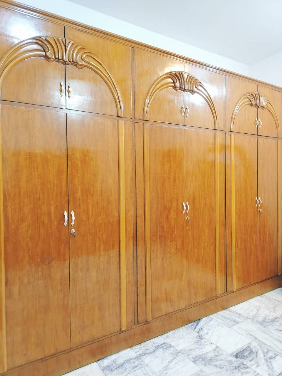 غرفة نوم تسكام صاج داخل وخارج شغل ثقيل استعمال قليل ضهر جرجوبه خمسه ملم استعمال قليل مابيها اي ضرر مكاني حلة حي الجزائر ***********.      ***********
