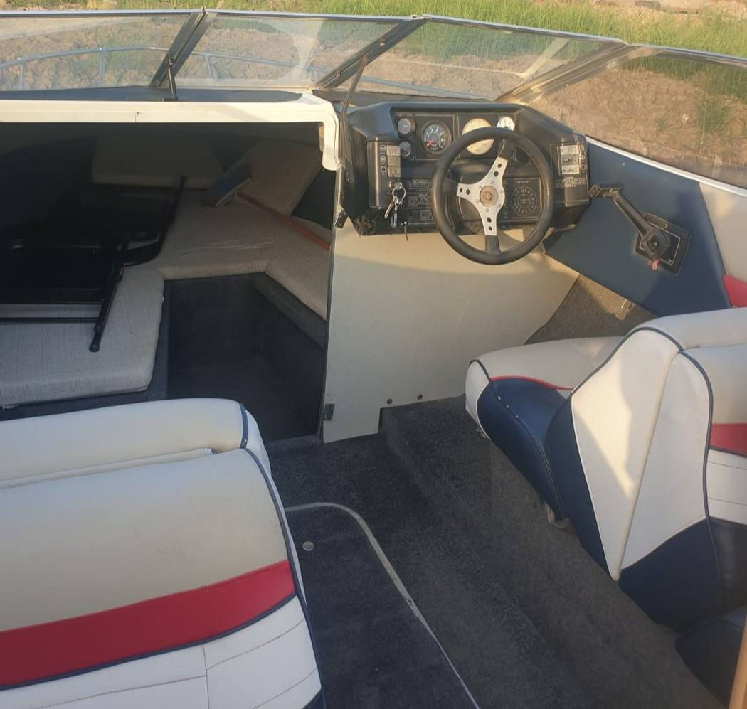 سلام عليكم زورق للبيع نوع بايلينر مع محرك 225 ايفرود الزورق جديد جدا نازل مرتين فقط بل مي غرفة نوم تحمل شخصين زورق جاهزمن كلشي مع عربانه ابلاديه تفاصيل أكثر اتصل وتدلل ***********
