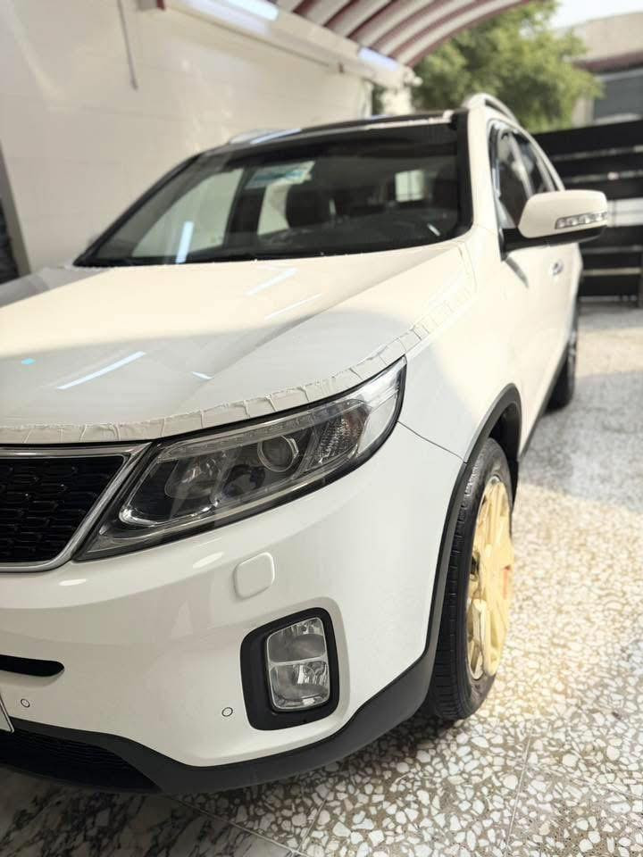 السلام عليكم  البيع ونقد 
كيا سورنتو 
ستلام من شركه موديلها من 2015
 فابلون الشركه على قماره ماشيه 63 الف شرط   علا ايدي وحده من الشركه والي هسه   السياره استعمل جدا بسيط رقم بغداد جديد 
 مكفوله من الضربه والصبغ والحادث والتبديل  سياره جديده بمعنى الكلمه 
فول 1 علا 1 كويتيه  أعلى فئه بيهه
مواصفات   محرك كير عله وضع شركه 
بصمه 
بونراما طكتين
مري قلاب على بك 
داخل  لونين   قرميدي 
كشنات تدفأ وتبريد 
بردات خلفيه بلاديه
فور ويل دفع رباعي 
حساس خلفي  وامامي 
زراك ليت زنون 
كامره خلفي  مانع تزحلك 
تدفأ استيرن    نضام ايكو  تحكم ستيرن جهتين 
تبريد بيانو  6 سلندر 7 راكب 3 قطع تبريد 
و بعد بيهه هواي مواصفات السياره جديده بمعنه الكلمه
 مال جناي  
  رقم  ***********
  مكان السياره بغداد
