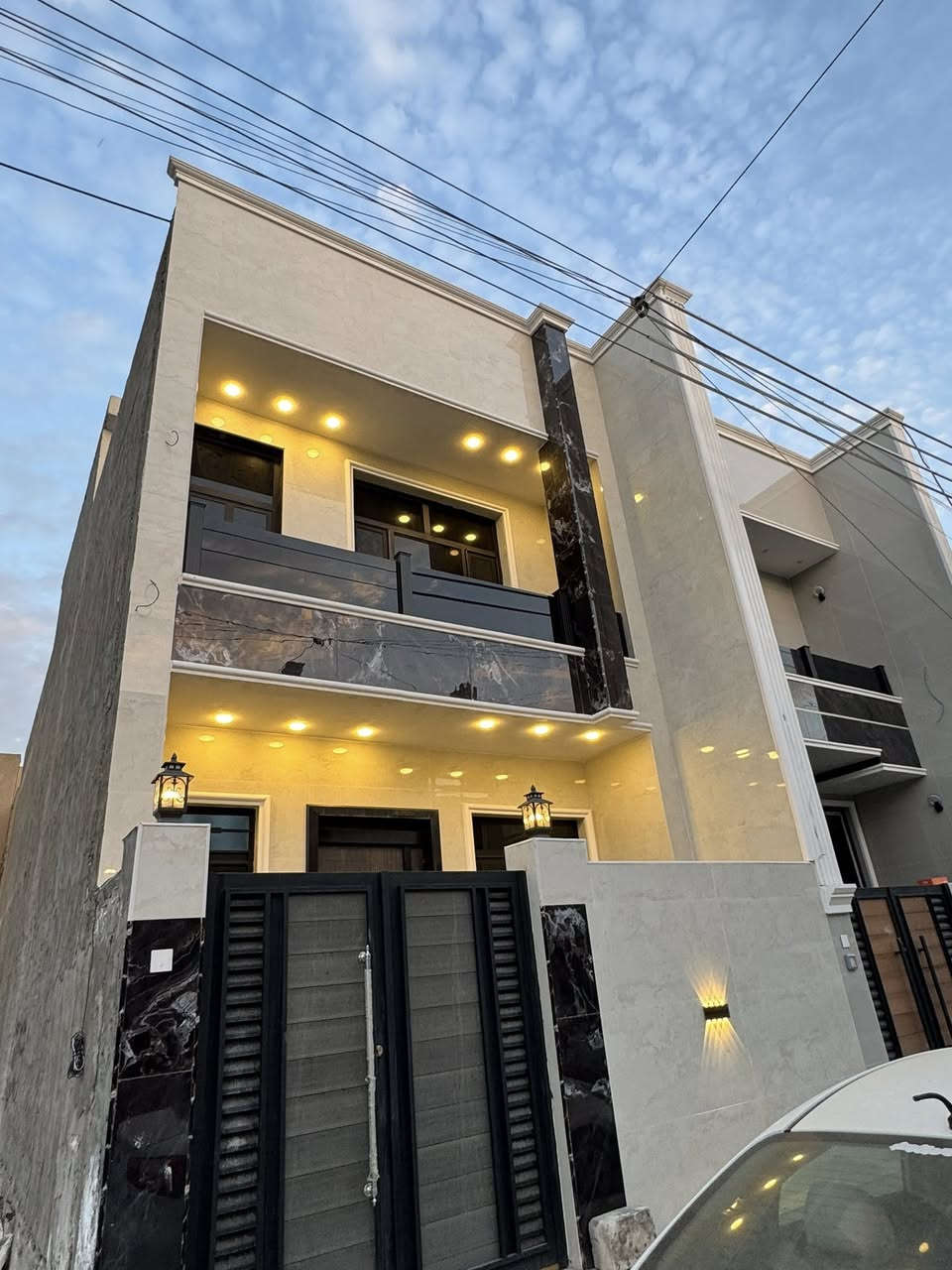 يعلن مكتب عمار للعقار 

للبيع دار 100 متر  الواجهة 5متر

‏حي الجهاد الرفاق قرب شارع 40كما واضح في الصورة قريب من شارع مطار بغداد الدولي 

‏بناء مستقل غير مشترك 

‏يحتوي على مدخلين صالة ومطبخ وخدمات  عدد2 

‏وغرف نوم عدد3

‏ بناء حديث 2026

للإستفسار الاتصال على واتساب متوفر

***********   

‏يوجد لدينا عروض في جميع مناطق حي الجهاد
