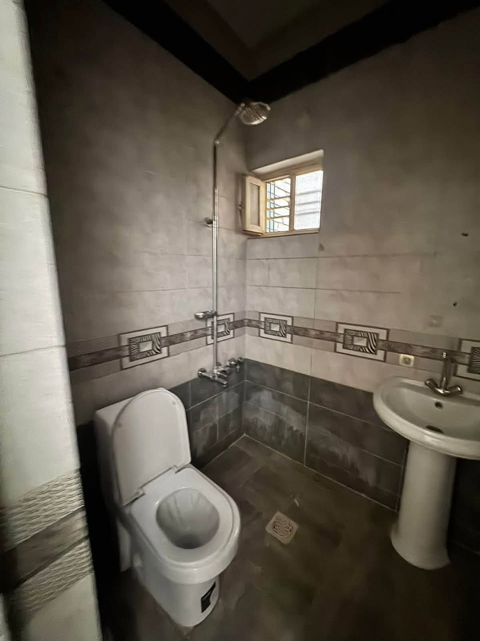 �✨ للإيجار في السيدية – بيت راقي ومميز ✨🏡
🌟 بيت بمساحة 50م
🛏️ يتكون من:
✅ 2 غرف نوم
✅ صالة واسعة
✅ مطبخ مرتب
✅ خدمات متكاملة

💰 السعر: 800 ألف دينار عراقي
📞 للاستفسار والحجز:
مكتب حلم عقاري للوساطة العقارية
📱***********
