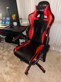 كرسي ألعاب مريح من العلامة التجارية LAIKA، ويشبه في تصميمه طراز LK-223...