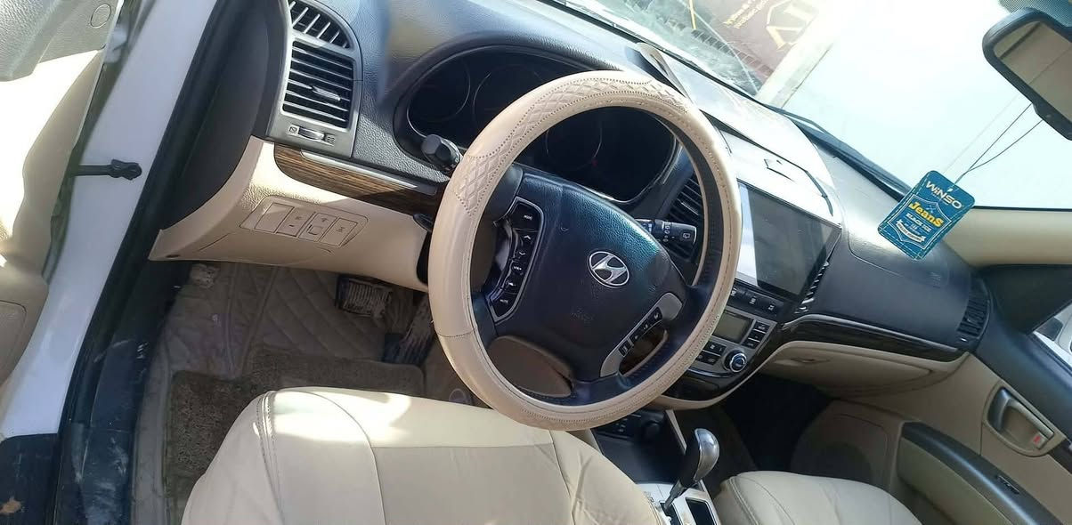 السلام عليكم سنتافي للبيع ٢٠١٢ فول مواصفات محرك كير شرط جديد ٦ سلندر ٧ راكب ***********
