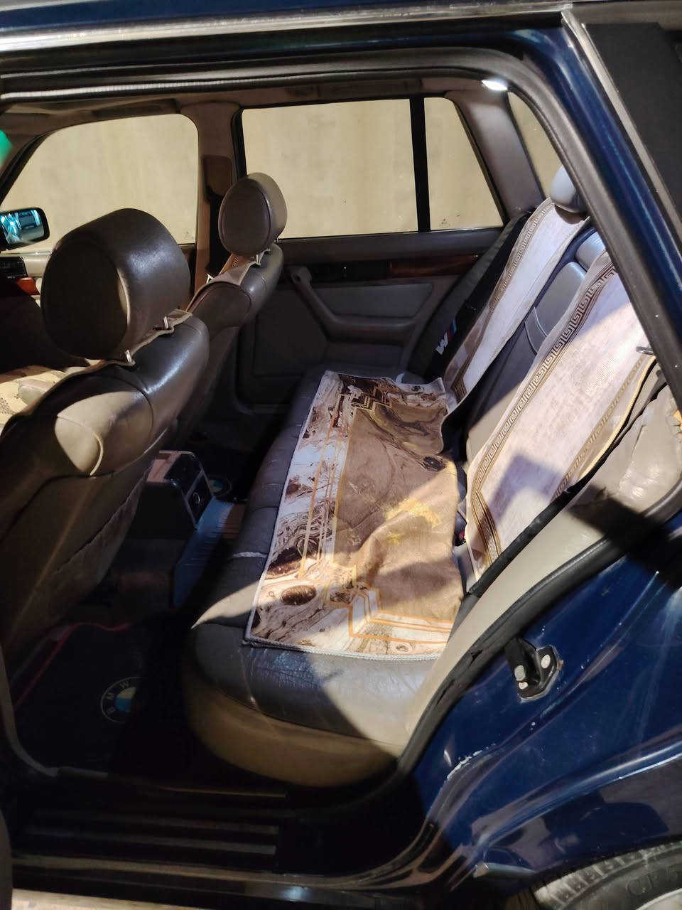 BMW 525i سياره مابيه ضرر مامصبوغه فقط الي موضح بصوره طخم جديد داخل نضيف طخم تايت جدد عنوان موصل سعر 55 وبيها مجال بسيط***********
