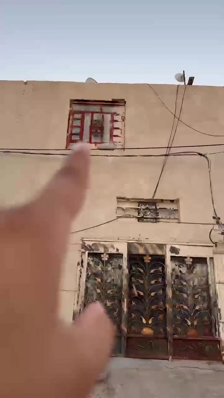 السلام عليكم متابعينه الكرام 
يوجد ٤ شقق لبيع 
المساحه ١٧٥ م 
الجنس العقاري طابو زراعي 
السعر ٧٠ مليون وقابل لتفاوض 
الشقق الارضيه كاملات يتكون من غرفتين وصاله وصحيات ومطبخ 
والشقق الفوك هيكل 
الموقع البصره ابو الخصيب طلاع الحمزه 
لتواصل والاستفسار الاتصال 
*********** 
مكتب عقارات 
سيد رضا المكصوصي
