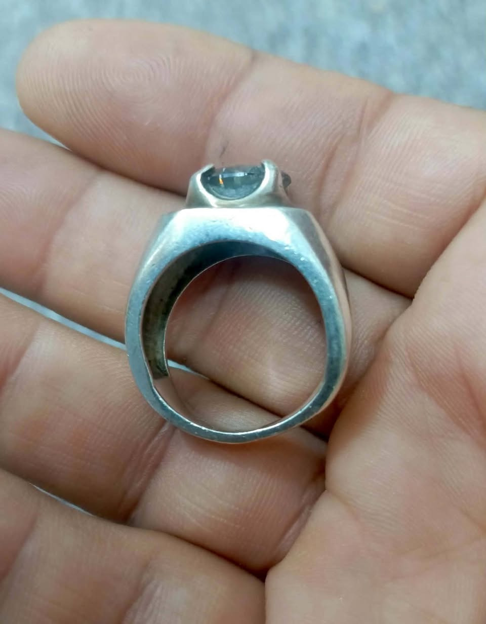 خاتم موزنايت تحفه قطعه خشنه السعر 100 نهائي ***********
بغداد زعفرانيه
