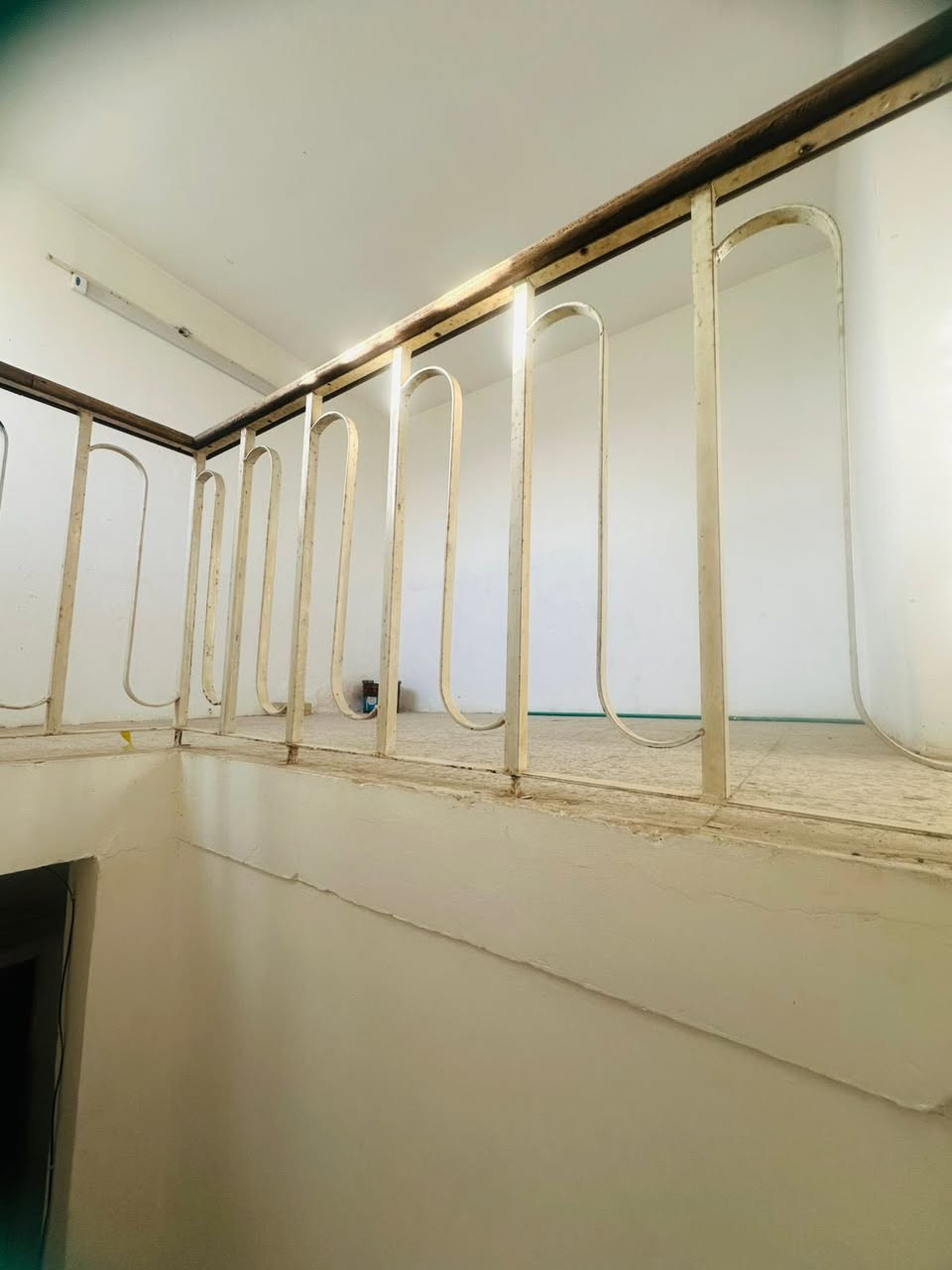 🏠 طابق أول
📐 المساحة: 300 متر

يتكون من:
 • غرفتين نوم
 • صالة
 • مطبخ
 • حولي
 • سطح

💰 بدل الإيجار: 700 ألف دينار

📞 للاستفسار:
***********
***********

📍 أو مراجعة مكتب البيت الملكي للاستثمار العقاري
السيدية – مقابل جامع شاكر عبود
