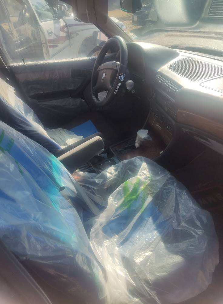 السلام عليكم سياره بي ام 730 للبيع رقم واسط انگليزي سنويه لل 2030 اداورلك بنفس اليوم السياره حلوه ترايها حلو محركها بي لاستيك ولف بدايه مو تبخير مستمر يعني مابي شي گيرها جديد تخم تاير ناظه 80 بالميه ويل كب عنكبوت غرفه جديده كهربائياتها كلها شغاله ترايك للبصره سبير ويل كب السياره مابيها ضربه سعرها ب55 وبيها مجال لشراي وترهم مراوس وهذا رقمي بي واتساب ***********/*********** السماوا, المثنى
