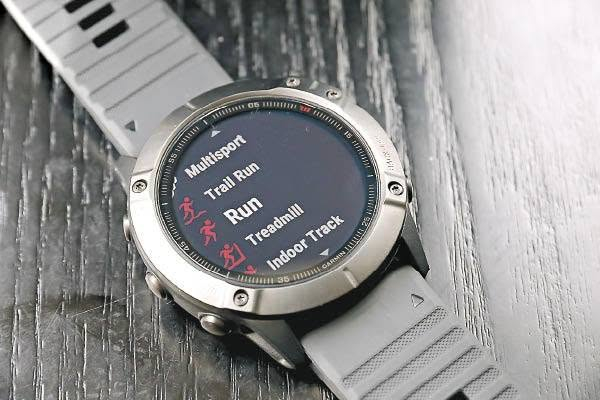 ساعة Garmin Fenix 6 Sapphire بمواصفات قوية تجعلها مخصصة للرياضيين ومحبي المغامرات الخارجية.
ساعة Garmin Fenix 6 Sapphire بمواصفات قوية تجعلها مخصصة للرياضيين والعسكرين ومحبين المغامرات الخارجية.

إليك أهم مواصفات هذه الساعة بشكل مبسط ومنظم:

الشاشة والتصميم

مادة العدسة: زجاج من كريستال الياقوت المقاوم جداً للخدش.

إطار الساعة: مصنوع من التيتانيوم الخفيف والقوي جداً (أو الفولاذ المقاوم للصدأ 

حجم الشاشة: بمقاس 1.3 بوصة قطر 47 وتعمل دائماً.

وضوح الشاشة: شاشة مرئية بوضوح تحت أشعة الشمس المباشرة (Transflective).

البطارية والأداء

الوضع الذكي: تدوم البطارية حتى 14 يوماً كمستشعر ذكي عادي.

وضع الـ GPS: تعمل حتى 36 ساعة متواصلة عند تشغيل نظام تحديد المواقع.

وضع توفير الطاقة: يمكن أن تمتد البطارية حتى 48 يوماً في وضع حفظ الطاقة الأقصى.

المستشعرات والملاحة

تحديد المواقع: تدعم أنظمة متعددة للأقمار الصناعية تشمل (GPS, GLONASS, Galileo) لدقة متناهية في البراري والغابات.

مستشعرات الصحة: قياس نبضات القلب من المعصم، ومستشعر Pulse Ox لقياس نسبة الأكسجين في الدم.

مستشعرات البيئة: بوصلة ثلاثية المحاور، جيروسكوب، ومقياس للضغط الارتفاعي (Barometric Altimeter).

الميزات الذكية والرياضية

الخرائط والموسيقى: تحتوي على خرائط طبوغرافية مدمجة للملاحة، وتتسع لتخزين وتشغيل الأغاني مباشرة عبر سماعات البلوتوث.

تتبع التمارين: قياس متقدم لأداء الجري، السباحة، ركوب الدراجات، التزلج، والجولف.

مقاومة الماء: مقاومة للماء حتى عمق 100 متر (ضغط 10 ATM).

🌹اللغة عربية

🌹النظافة 100 اخو الجديد 

🌹القطر 47

🌹تدعم خرائط العراق 

🌹تدعم شعارات الاتصال والرسائل عربي 

#السعر 300 الف مع سير هديه


**إذا كنت صاحب هذا الإعلان وتريد حذفه لأي سبب، رجاءا أرسل رسالة إلى الدعم الفني**